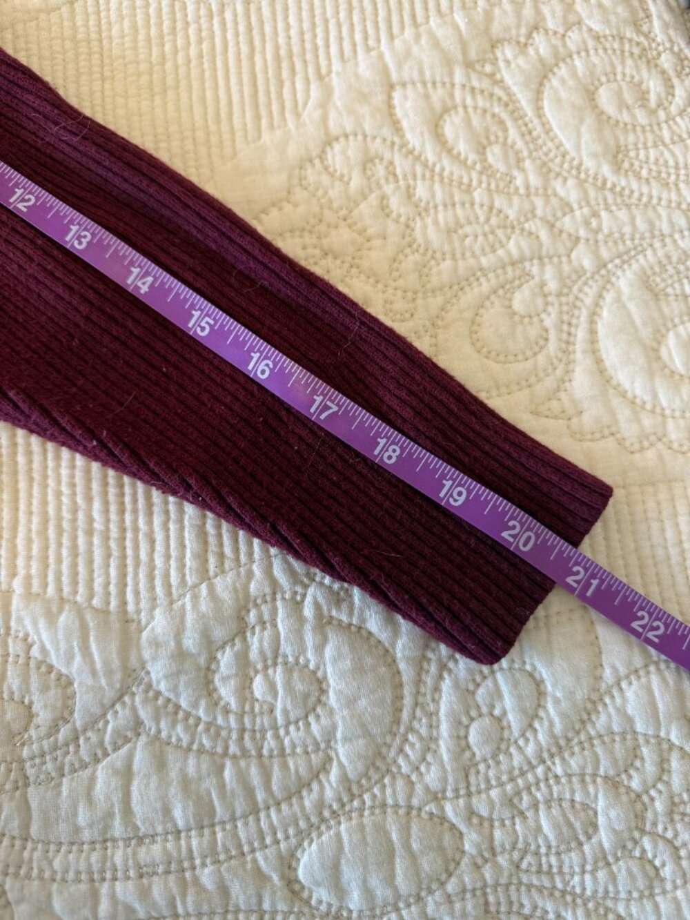 Soft burgundy turtleneck sweater with a thick ribbed knit - Picture 4 of 5